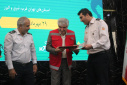 لباس آتش‌نشان افتخاری بر تن رئیس دانشگاه جامع علمی‌کاربردی