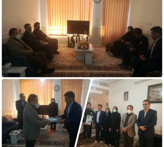 مسئولان دانشگاه جامع علمی کاربردی واحد استان فارس با خانواده شهید خسرو زارع مؤیدی دیدار کردند